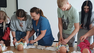 Starachowicki Szpital edukuje młodzież w zakresie opieki okołoporodowej