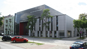 Folk na dziedzińcu Filharmonii