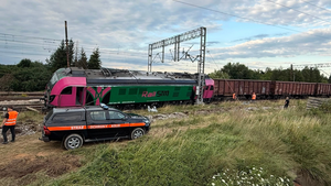 Przewrócona lokomotywa przyczyną utrudnień na kolei