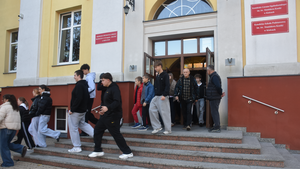Lekcja bezpieczeństwa w „Kostce”. Uczniowie ćwiczyli ewakuację