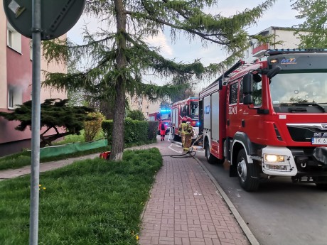 Pożar mieszkania w Kielcach. Dwie osoby w szpitalu