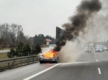 Płonący samochód przy ruchliwej drodze. W akcji policjanci SPEED