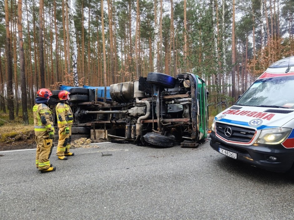 Przewrócona ciężarówka w miejscowości Bedlenko. Dwie osoby pod opieką medyków
