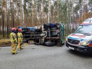 Przewrócona ciężarówka w miejscowości Bedlenko. Dwie osoby pod opieką medyków