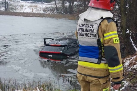 Kierowca samochodu osobowego wjechał do stawu w miejscowości Szabelnia