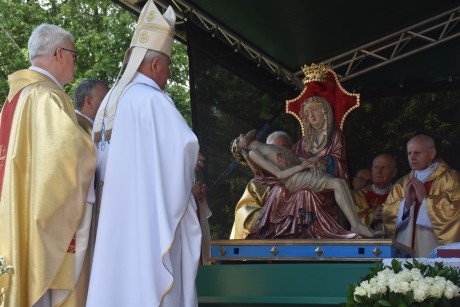 Wielka uroczystość w Uniejowie. Biskup Jan Piotrowski koronował wyjątkową Pietę
