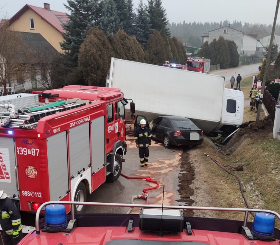Ciężarówka Przewróciła Się Na Samochód. 21 Strażaków W Akcji - Radio Em Kielce