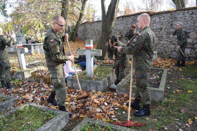 [FOTO] Pamiętali o swoich kompanach. Żołnierze z Bukówki porządkowali Cmentarz Partyzancki