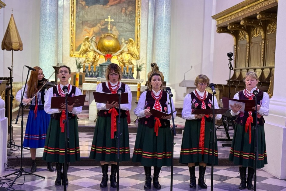 [FOTO] Wyjątkowe pieśni pasyjne wybrzmiały na Świętym Krzyżu