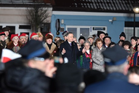 [FOTO] Prezydent Andrzej Duda spotkał się z mieszkańcami Bodzentyna