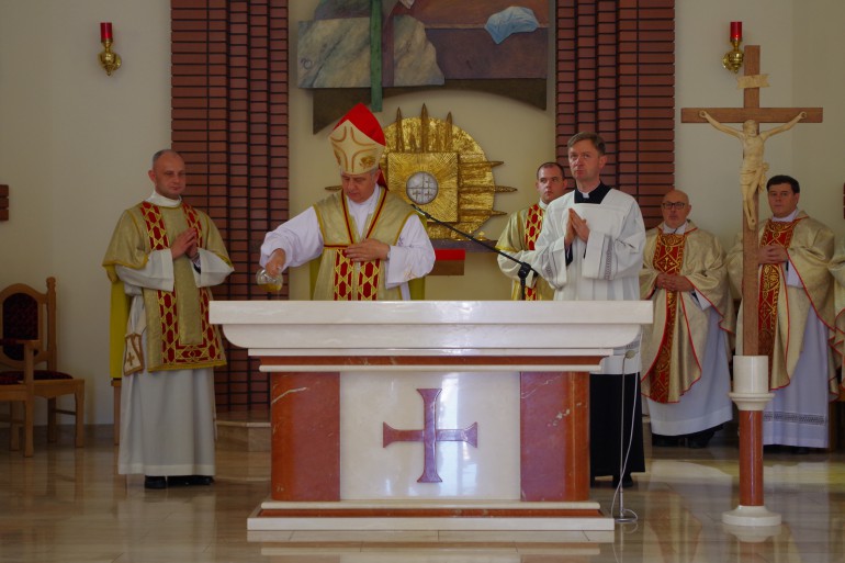 [FOTO] Kościół w Nowinach konsekrowany. Biskup Jan Piotrowski: "Najcenniejszą ozdobą tej świątyni jesteście wy, bracia i siostry"