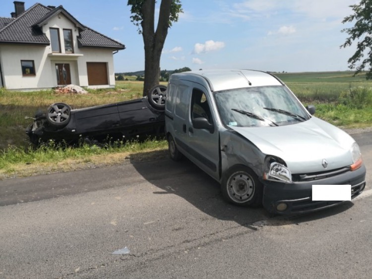 Wypadek w gminie Bodzentyn. Samochód dachował, dwóch kierowców w szpitalu
