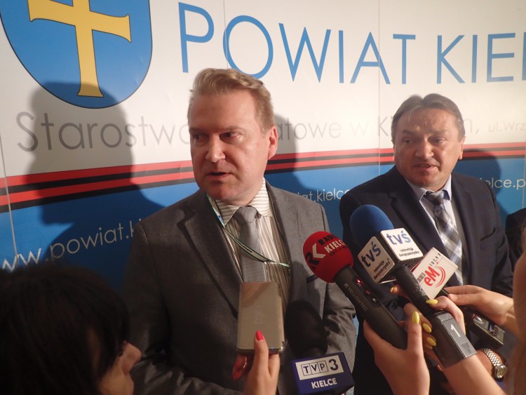 Grzegorz Piwko pokieruje Powiatowym Urzędem Pracy w Kielcach. Był w nim wcześniej kontrolerem.  Dopatrzył się wielu nieprawidłowości.