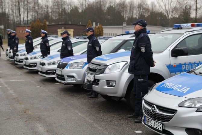 Policjanci z powiatu kieleckiego z nowymi radiowozami