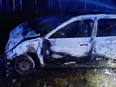 Pijany kierowca stracił panowanie nad pojazdem, auto stanęło w płomieniach