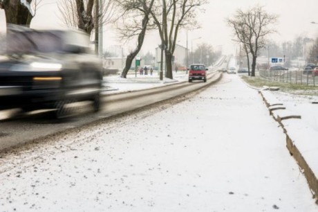 Ślisko na drogach. Osiem kolizji o poranku