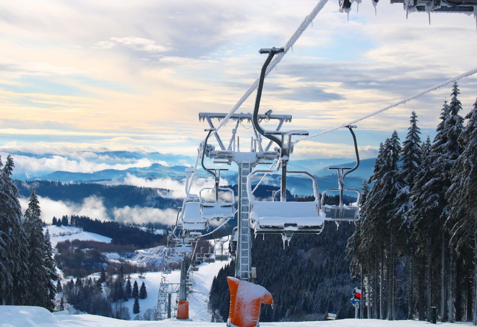 Gdzie można jeździć na nartach w Polsce? Materiał partnera