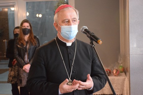 Biskup Jan Piotrowski na opłatku z osobami niewidomymi