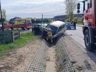Zderzenie dwóch aut w Olesznie. Samochód wylądował w rowie