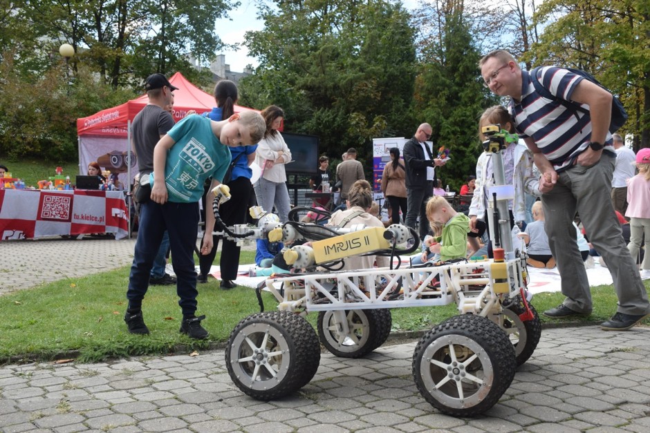 [FOTO] Nauka nie musi być nudna! Piknik przed KCK