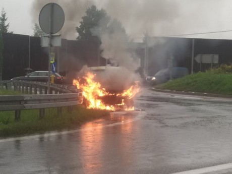 Pożar samochodu na rondzie w Cedzynie