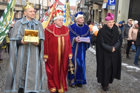 [FOTO+VIDEO] Tłumy jakich dawno nie było. Trzej królowie przeszli przez Kielce