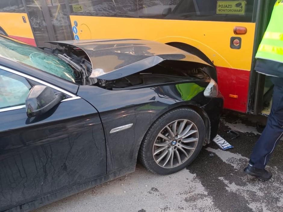 Wypadek z udziałem autobusu komunikacji miejskiej w Radomicach