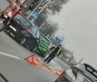 Dwa samochody zderzyły się na ul. Krakowskiej w Kielcach. Jedna osoba w szpitalu