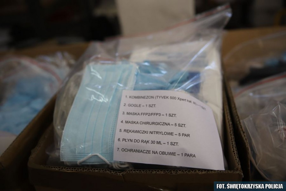 [FOTO] Świętokrzyscy mundurowi otrzymali kolejną dostawę środków ochronnych