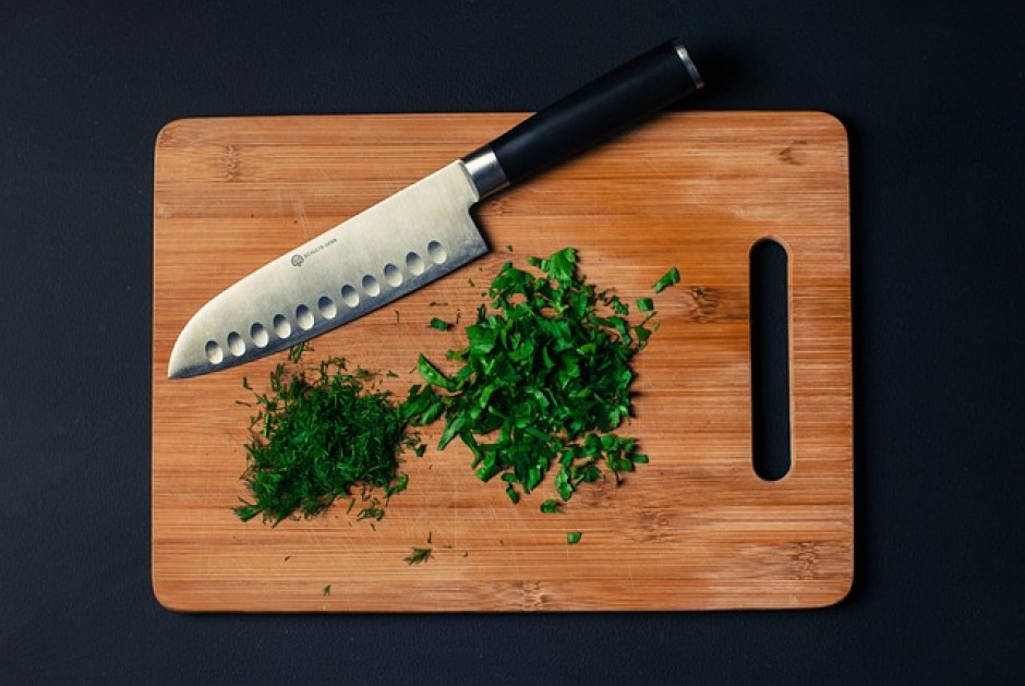 Jak wybrać idealny nóż szefa kuchni? Kryteria, materiały i techniki ostrzenia