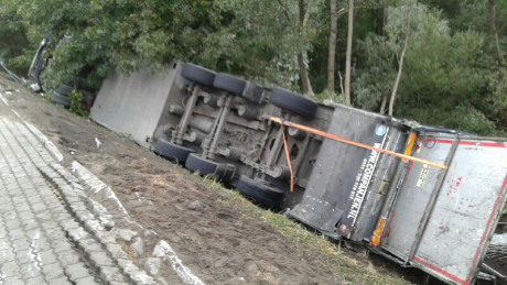 Ciężarówka przewróciła się w Skarżysku-Kamiennej. Nie żyje kierowca
