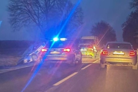 Groźny wypadek w powiecie kieleckim. Policjant w szpitalu, radiowóz w rowie