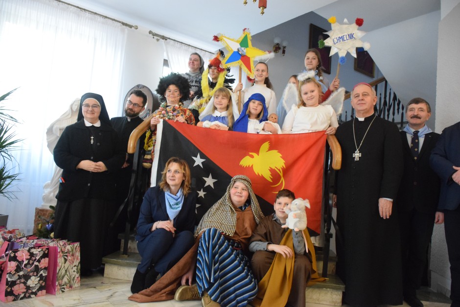 Kolędnicy Misyjni z Chmielnika odwiedzili Biskupa Kieleckiego