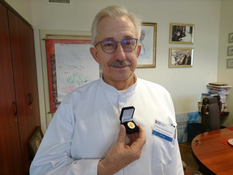 Profesor Stanisław Góźdź ze złotą odznaką Polskiego Towarzystwa Onkologicznego