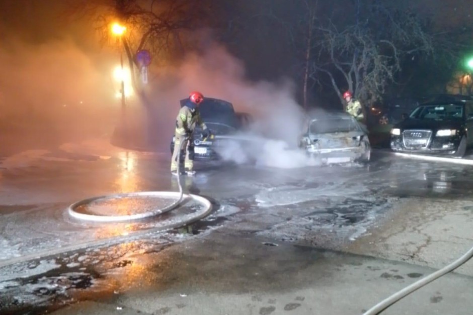 Dwa samochody spłonęły na parkingu przy ulicy Warszawskiej