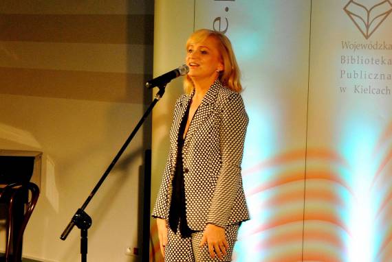 Katarzyna Żak śpiewająco