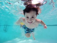 Zajęcia z pływania dla dzieci. Kiedy je zacząć?
