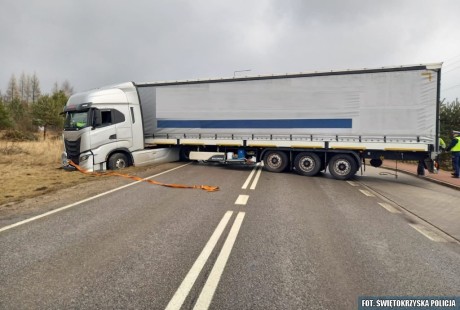 Kompletnie pijany kierowca zablokował drogę krajową