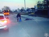 Mężczyzna upadł i uderzył głową o jezdnię. Pomógł policjant po służbie