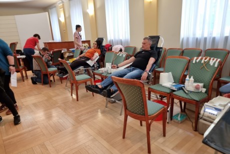 Oddali krew w Ratuszu