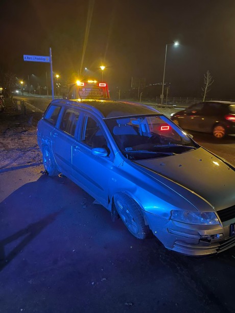 Pijany kierowca uszkodził trzy auta na parkingu