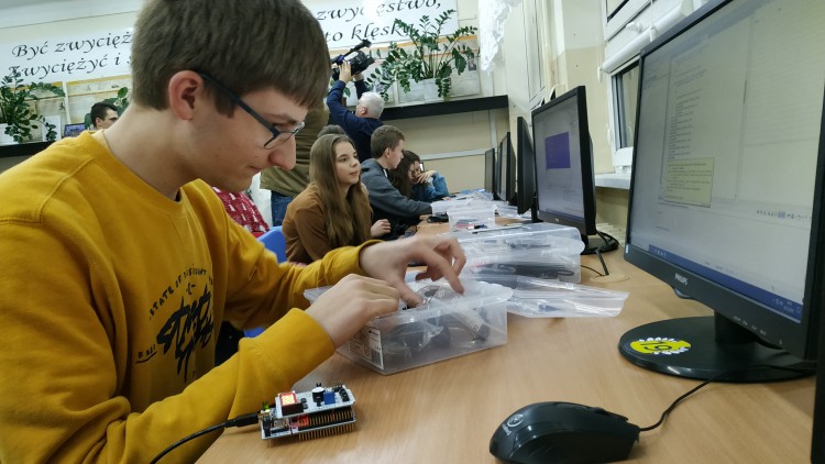 Studenci PŚk uczą licealistów, jak budować roboty