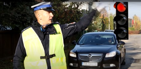 Co oznaczają gesty policjanta kierującego ruchem?