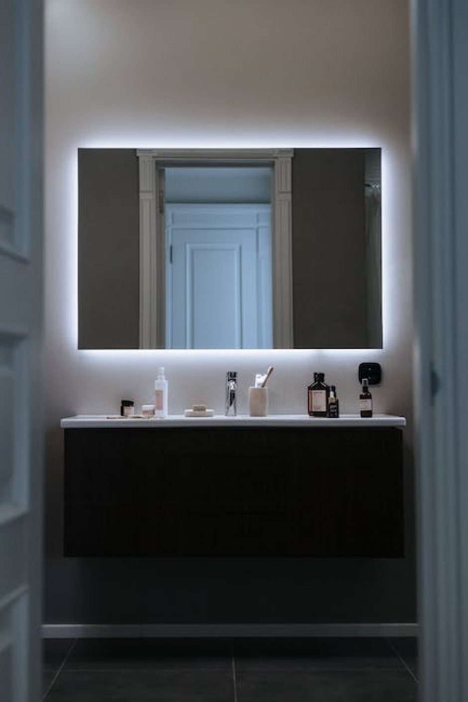 Dlaczego warto kupić lustra z oświetleniem — nie tylko do łazienki...