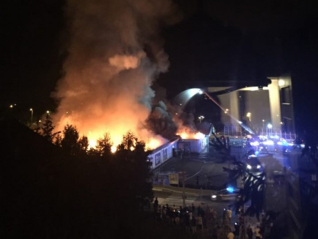 [AKTUALIZACJA] Gigantyczny pożar na Piekoszowskiej. Spłonął supermarket