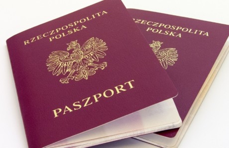 Piknik rodzinny z paszportami w tle