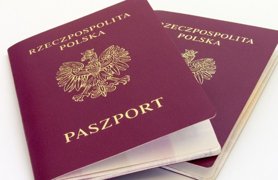 Piknik rodzinny z paszportami w tle