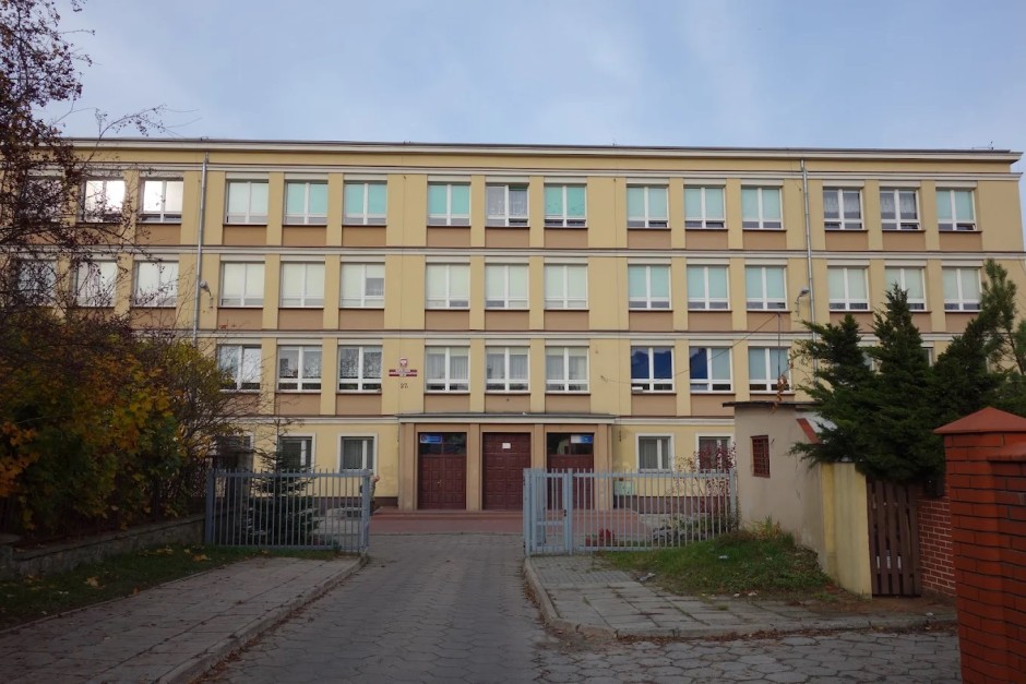 Uczeń zniszczył baterię w telefonie, w szkole interweniowali strażacy