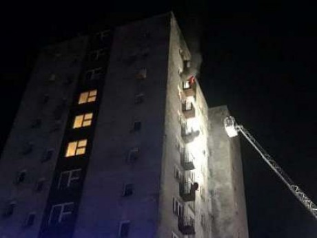 Nocna akcja strażaków w Kielcach. Pożar w bloku przy Karłowicza
