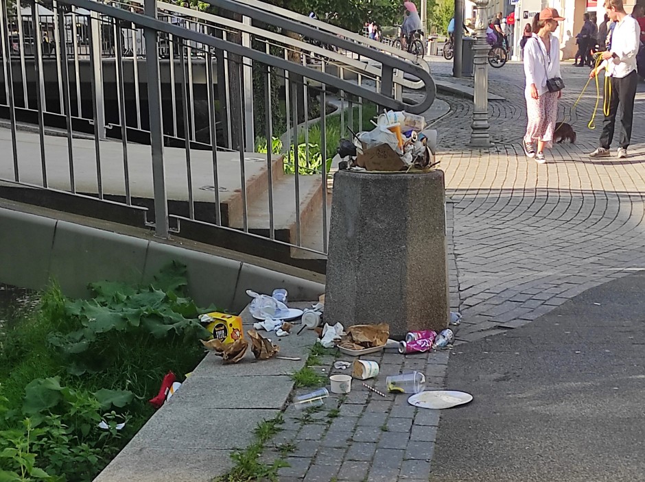 Przepełnione kosze na śmieci w centrum miasta